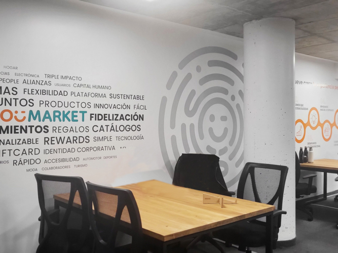 Puesta tipográfica pared oficina Youmarket